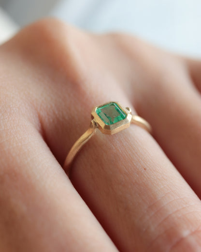 Collet Ring - Emerald -