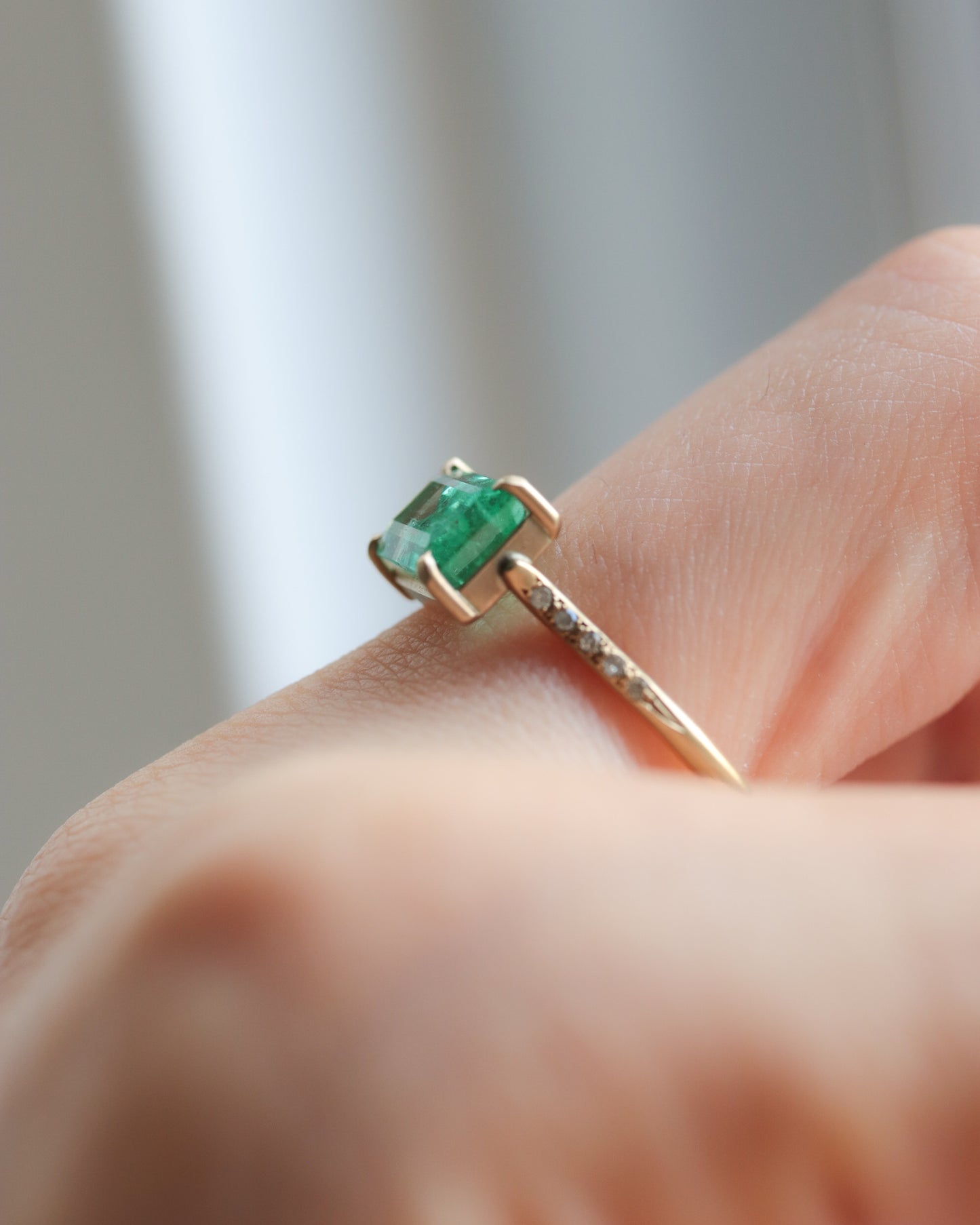 Prong Ring - Emerald -