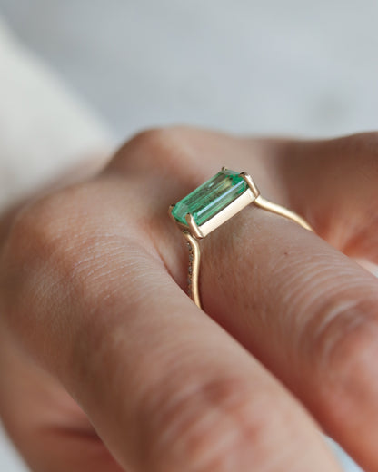 Prong Ring - Emerald -