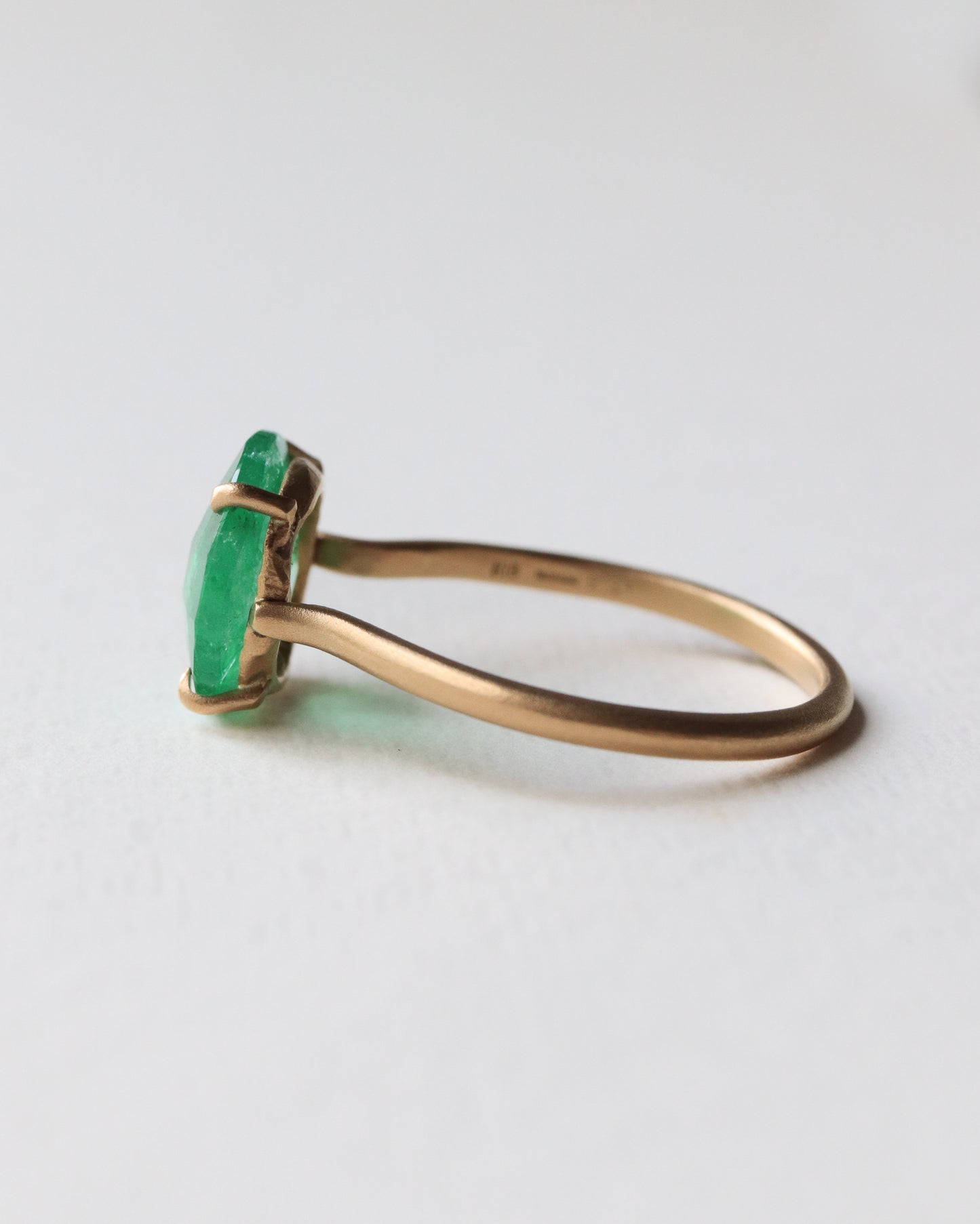 Prong Ring - Emerald -