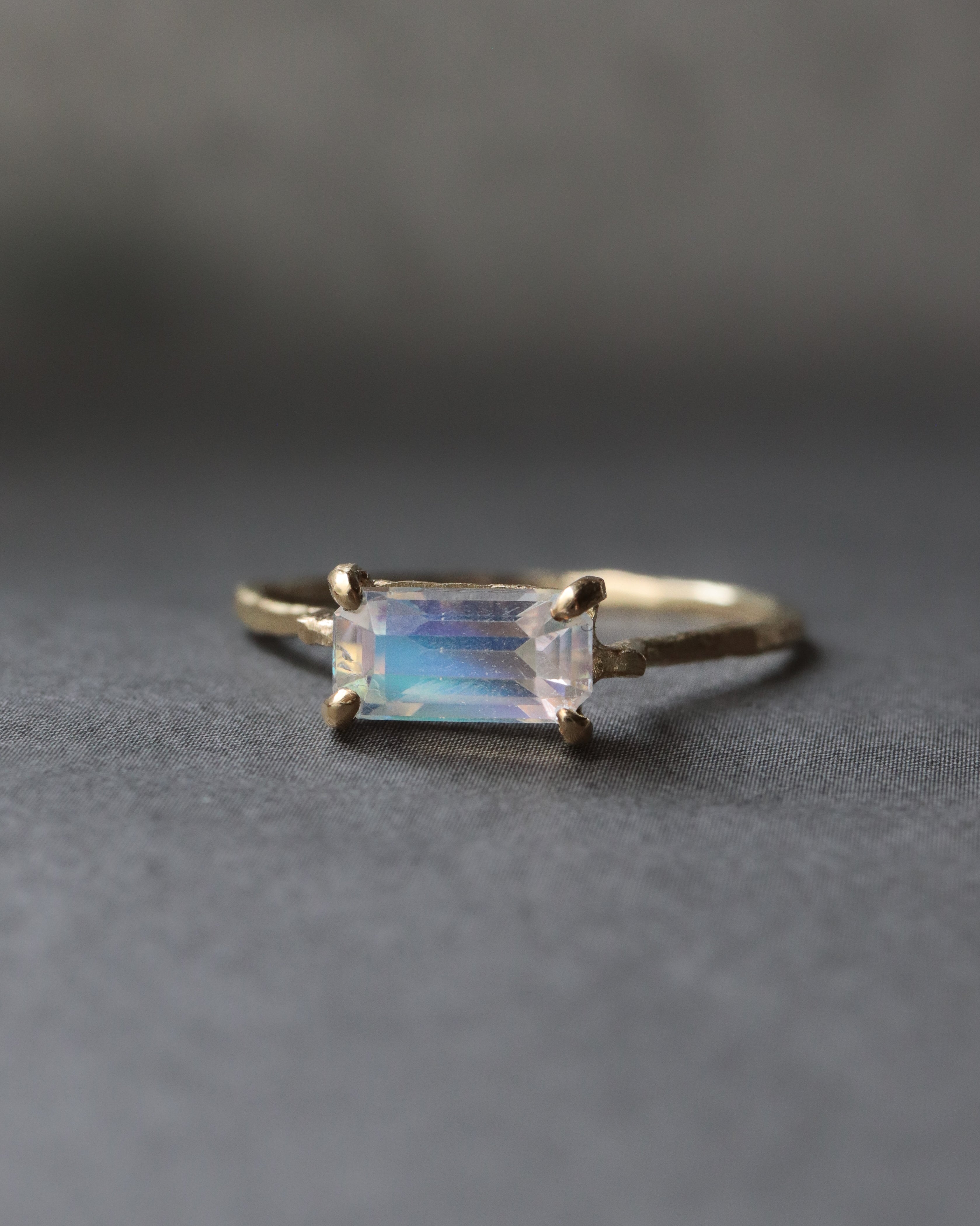 moonの宝物7 Waxing Crescent Moon 7% Illuminated - EnchantedLearning.com