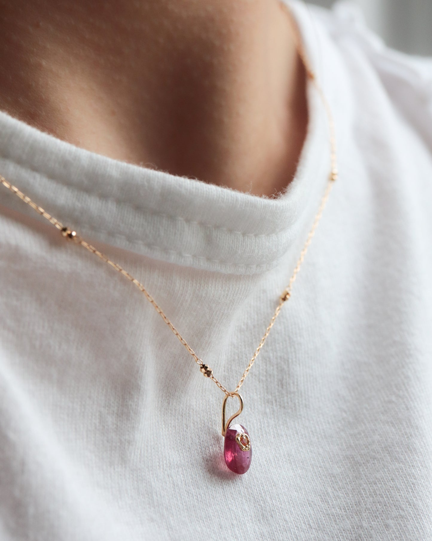 Flat Necklace - Ruby -