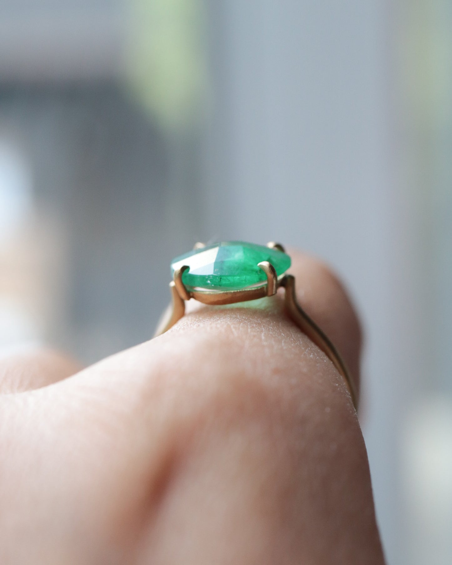 Prong Ring - Emerald -