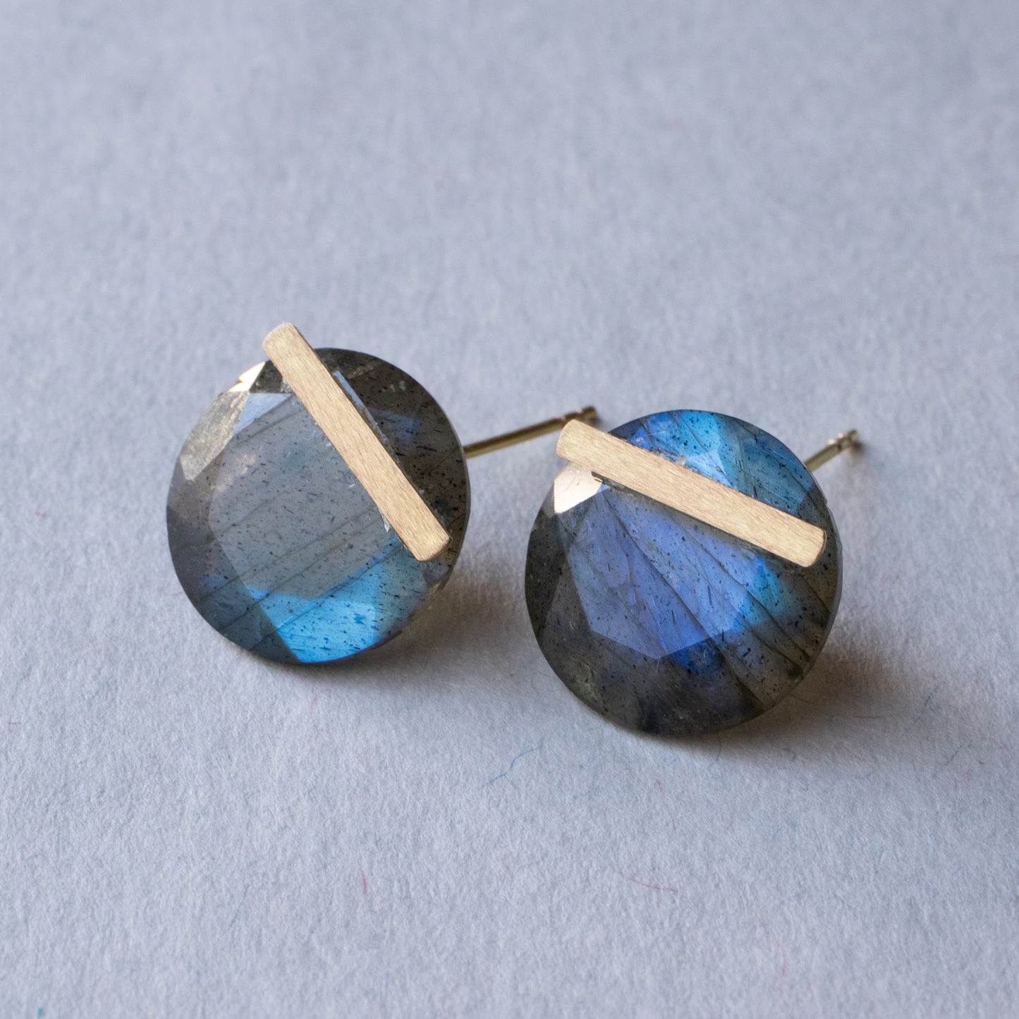 Bar stone pierced earrings - Labradorite -