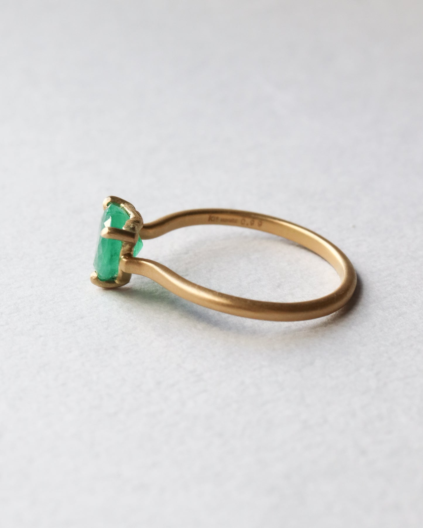 Prong Ring - Emerald -