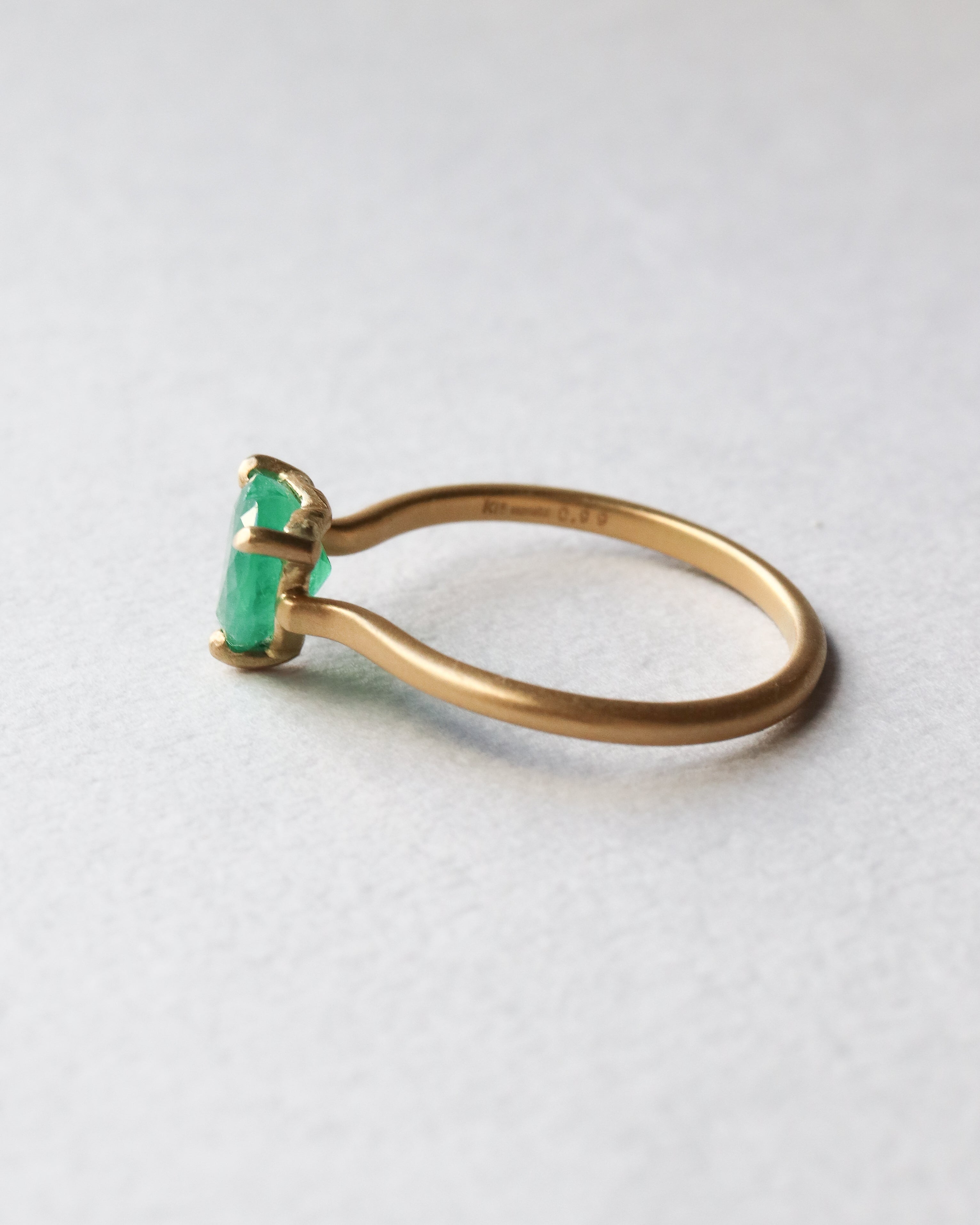Prong Ring - Emerald -