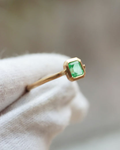 Collet Ring - Emerald -