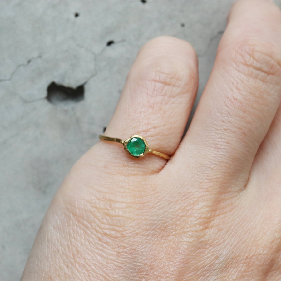 Rough collet Ring  - Emerald -